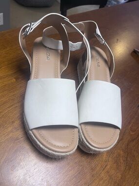 Women’s size 8.5 White Espadrille Platform Sandals with Ankle Strap